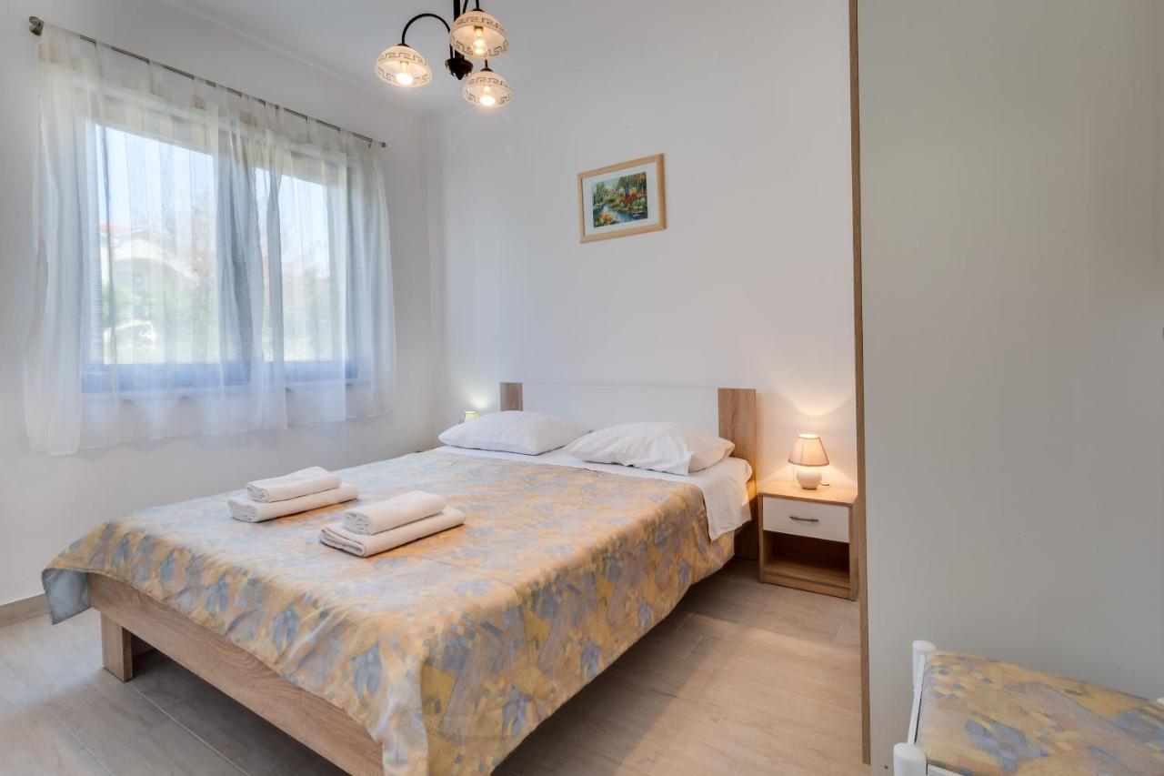 Family Friendly Seaside Apartments Kozino, Zadar - 5756 Petrcane Εξωτερικό φωτογραφία